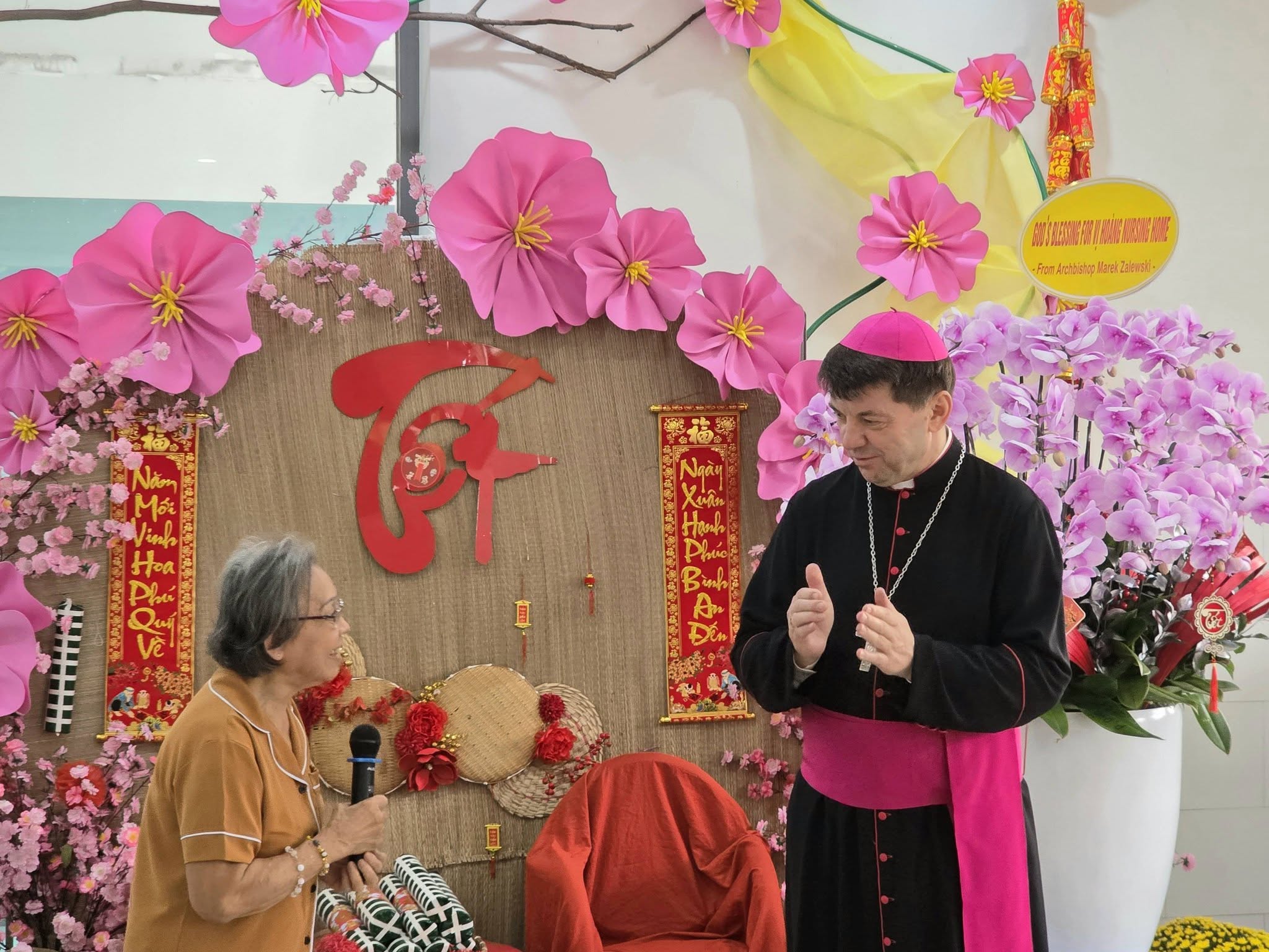 Đức Tổng Giám mục Marek Zalewski thăm mái ấm Vị Hoàng